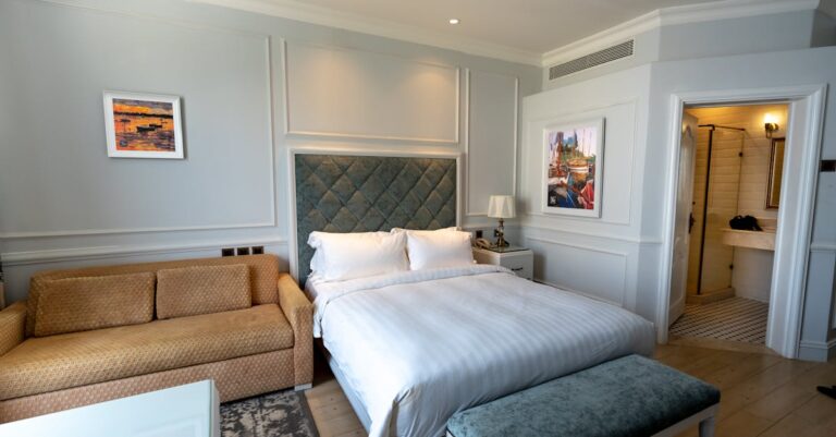 Mikroklima‑Möbel 2026: Lehm, Salze und PCM kühlen, entfeuchten und heizen – ganz ohne Strom