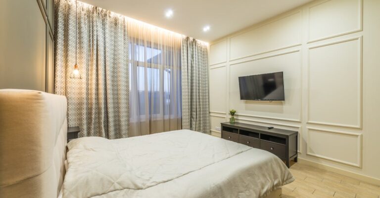 Schwebende Möbel auf Deckenschienen: Unsichtbare Quadratmeter für Mikroapartments, Dachgeschosse und Home-Offices