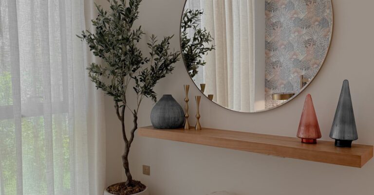 Wohn‑Heliostate: Motorisierte Spiegelregale, die Tageslicht tief in den Grundriss lenken