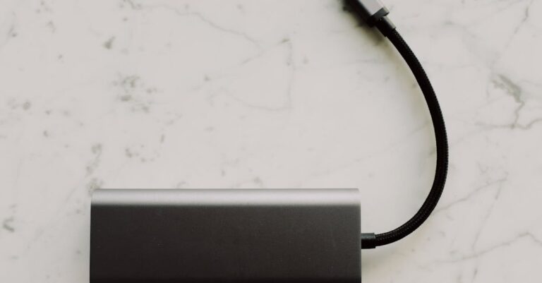 Klickbare 24‑V-Sockelleisten als Stromschiene: Magnetische Möbel-Module für Licht, Laden und Sensorik