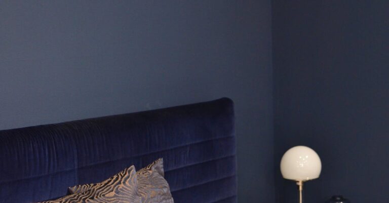 Schlafzimmer kühlt sich selbst: Möbel mit Lehm und Bio‑PCM als lautlose Klimabatterie