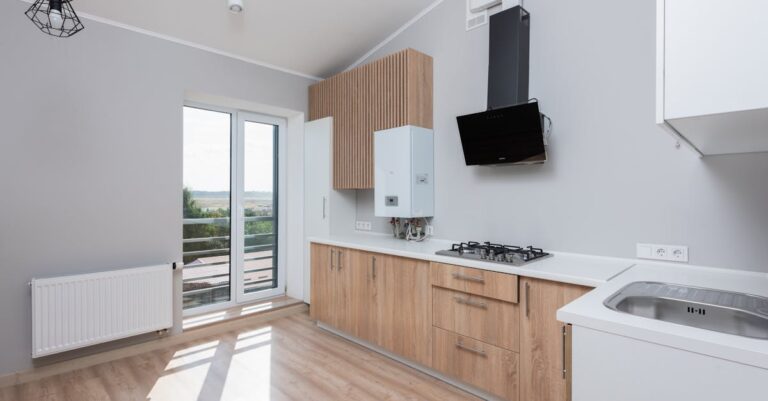 Thermoaktive Möbel mit Bio‑PCM: Schränke, Paneele und Fensterbänke, die Räume ohne Strom kühlen und wärmen